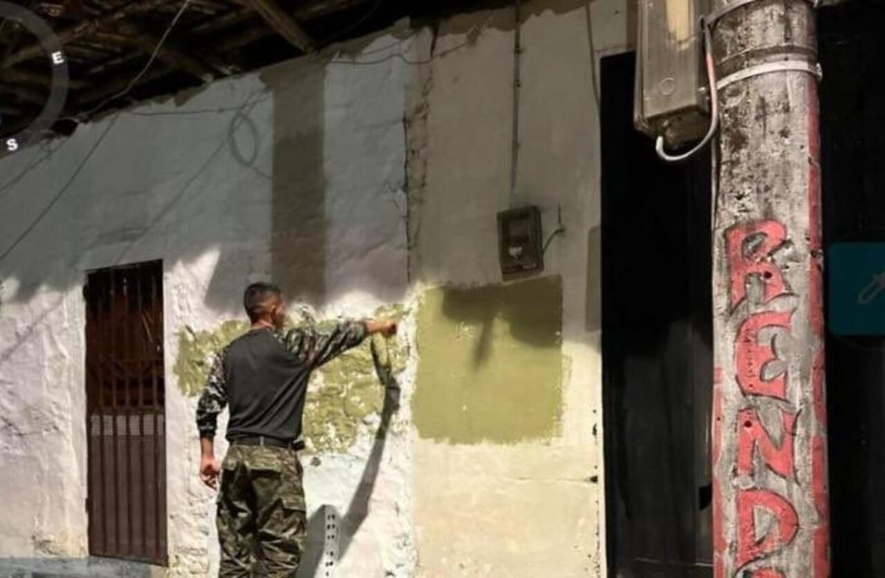Grafitis de disidencias de las Farc aparecen en zonas rurales de Palmira y son removidos por el Ejército.