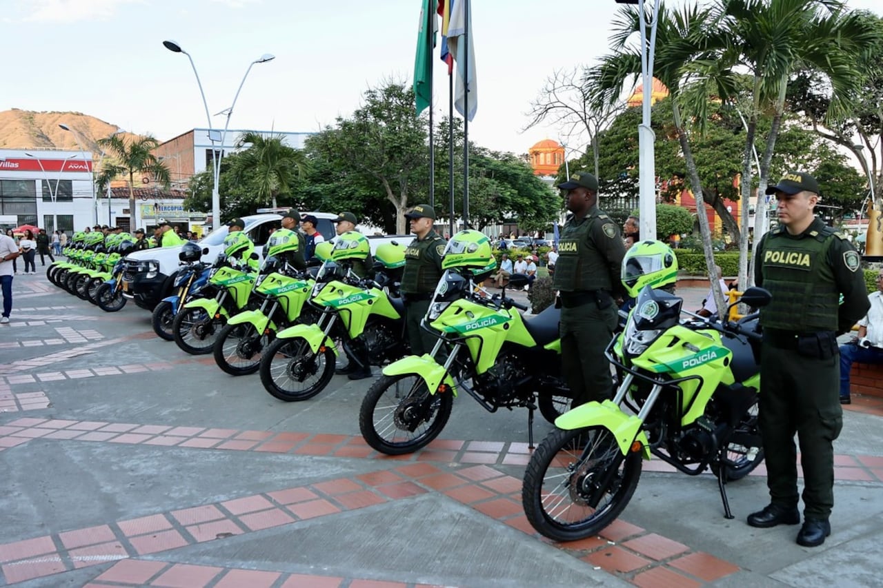 Fortalecen operatividad policial en Yumbo con entrega de motocicletas y camioneta