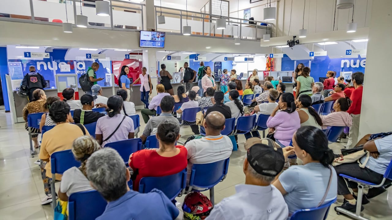 Afiliados de Nueva EPS han reportado cancelación de citas y demoras en tratamientos por deudas con prestadores de salud.