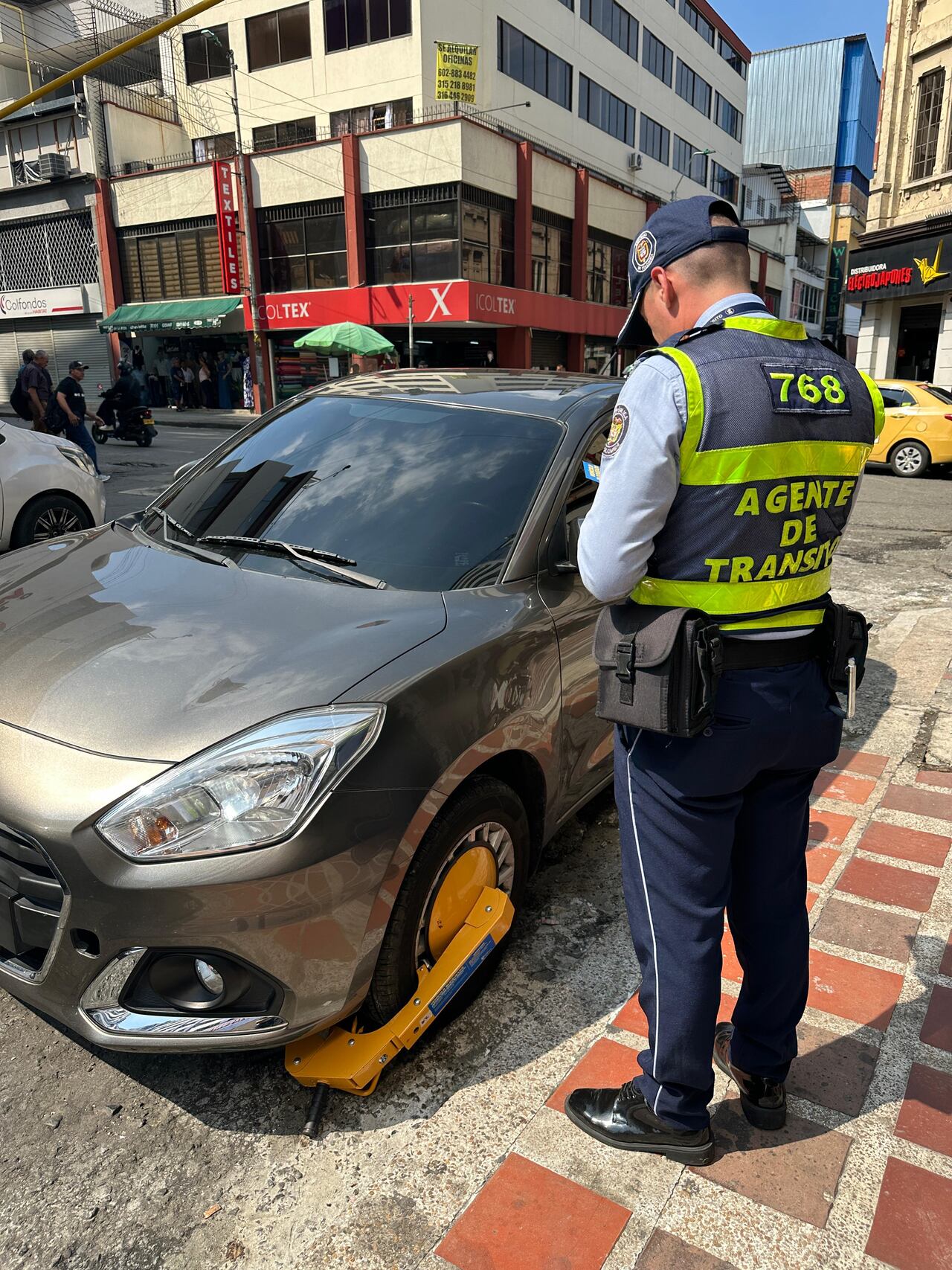 Los cepos se usan para vehículos mal estacionados.