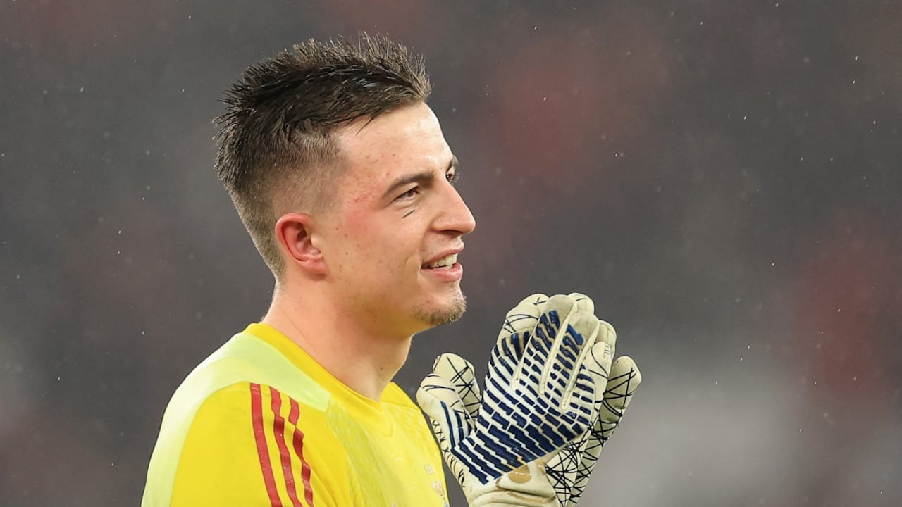 El portero ucraniano #01 del Benfica, Anatoliy Trubin, celebra tras anotar el cuarto gol de su equipo durante el partido de la octava jornada de la fase de liga de la UEFA Champions League entre el SL Benfica y el Real Madrid CF en el Estadio da Luz en Lisboa el 28 de enero de 2026.