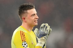 El portero ucraniano #01 del Benfica, Anatoliy Trubin, celebra tras anotar el cuarto gol de su equipo durante el partido de la octava jornada de la fase de liga de la UEFA Champions League entre el SL Benfica y el Real Madrid CF en el Estadio da Luz en Lisboa el 28 de enero de 2026.