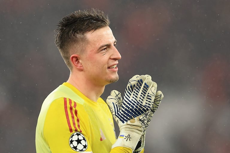 El portero ucraniano #01 del Benfica, Anatoliy Trubin, celebra tras anotar el cuarto gol de su equipo durante el partido de la octava jornada de la fase de liga de la UEFA Champions League entre el SL Benfica y el Real Madrid CF en el Estadio da Luz en Lisboa el 28 de enero de 2026.