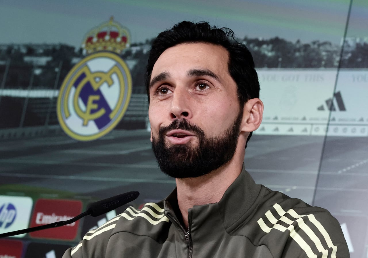 El nuevo entrenador del Real Madrid, Álvaro Arbeloa, comparece ante la prensa en la Ciudad Deportiva Real Madrid de Valdebebas, a las afueras de Madrid, el 13 de enero de 2026. El Real Madrid nombró a Álvaro Arbeloa nuevo entrenador el 12 de enero de 2026 tras la salida de Xabi Alonso del club por mutuo acuerdo, un día después de que el equipo perdiera la final de la Supercopa de España contra el Barcelona, según informa AFP. (Foto de Oscar DEL POZO / AFP)