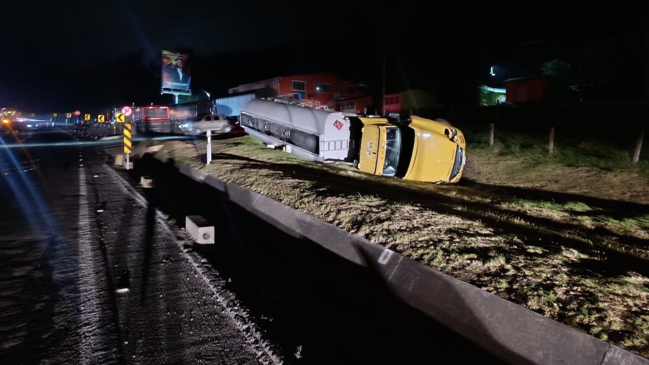 Volcamiento de tractocamión en el kilómetro 8+900 provocó el cierre total de la vía Bogotá – Villavicencio mientras se atendía el derrame de combustible.