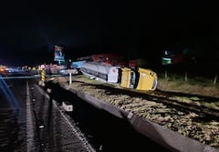 Volcamiento de tractocamión en el kilómetro 8+900 provocó el cierre total de la vía Bogotá – Villavicencio mientras se atendía el derrame de combustible.