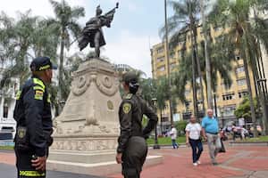 La Plaza de Caicedo abrió de nuevo sus puertas de nuevo al público, tras permanecer cerrada por varios meses, En este lugar se realizó la instalación de 2500 adoquines, retiro de 7 bancas y la reconstrucción de 650 metros cuadrados de andenes. El llamado a los caleños es de apropiarse de este espacio y evitar causar daños al patrimonio.