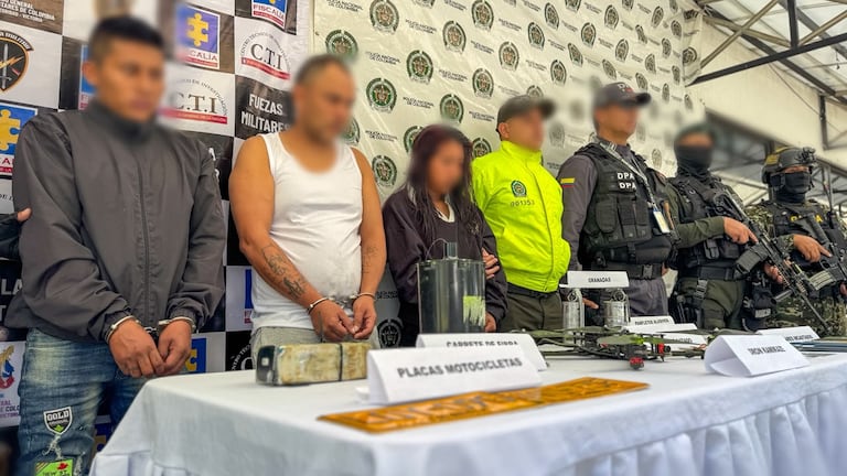 En los allanamientos realizados en los barrios Comfacauca y Santa Inés, las autoridades incautaron drones, explosivos, equipos de comunicación y otros elementos utilizados, presuntamente, para planear atentados.