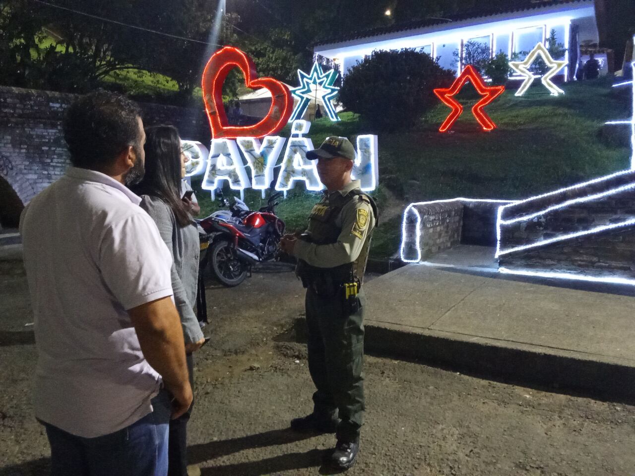 Los integrantes del Grupo de Turismo de la Policía son los encargados de darle la bienvenida a los visitantes de sitios como el Pueblo Patojo.