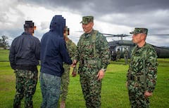 Integrantes del Ejército Nacional de Colombia reciben a dos presuntos integrantes del Frente Jaime Martínez que se sometieron voluntariamente a la justicia en zona rural de López de Micay, departamento del Cauca.