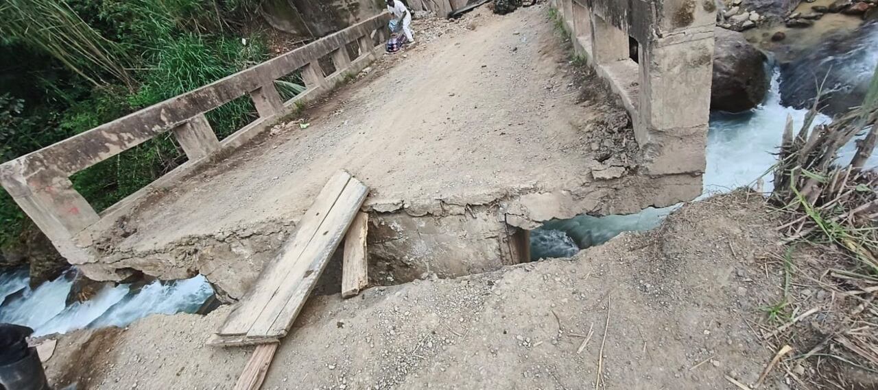 Los disidentes de las Farc terminaron de destruir el puente vehicular que la misma comunidad de El Plateado, Argelia, edificó para poder movilizarse en la zona.