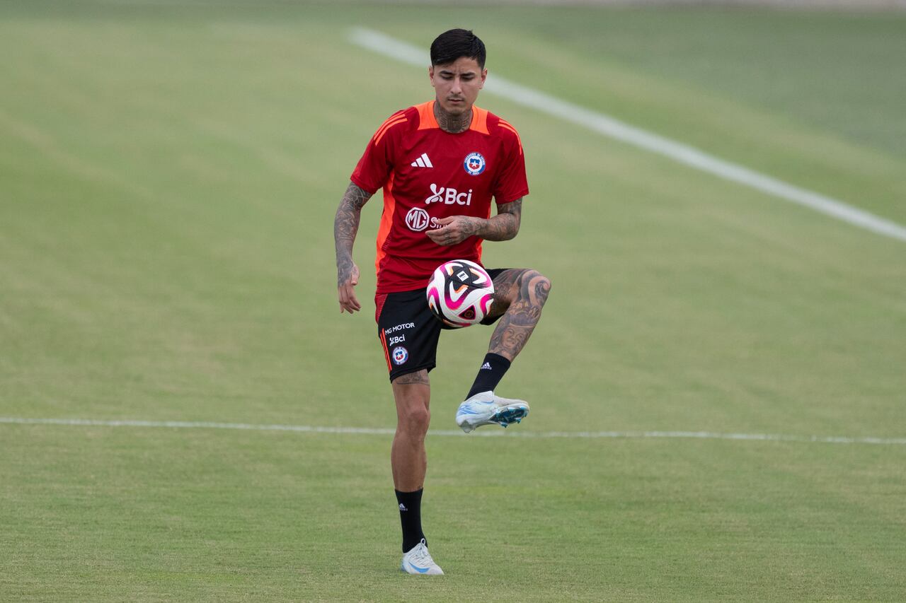 El centrocampista chileno Erick Pulgar controla el balón en un entrenamiento.