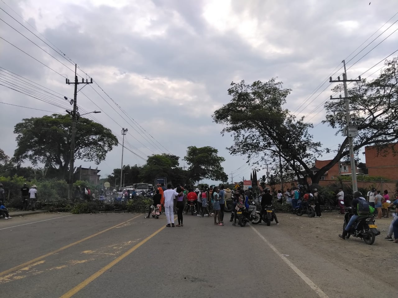 "Nos cansamos de llevar varios días sin el servicio de energía", expresan las comunidades de la vereda de Agua Azul, Villa Rica.