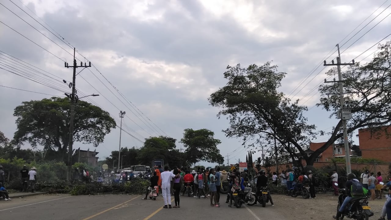 "Nos cansamos de llevar varios días sin el servicio de energía", expresan las comunidades de la vereda de Agua Azul, Villa Rica.