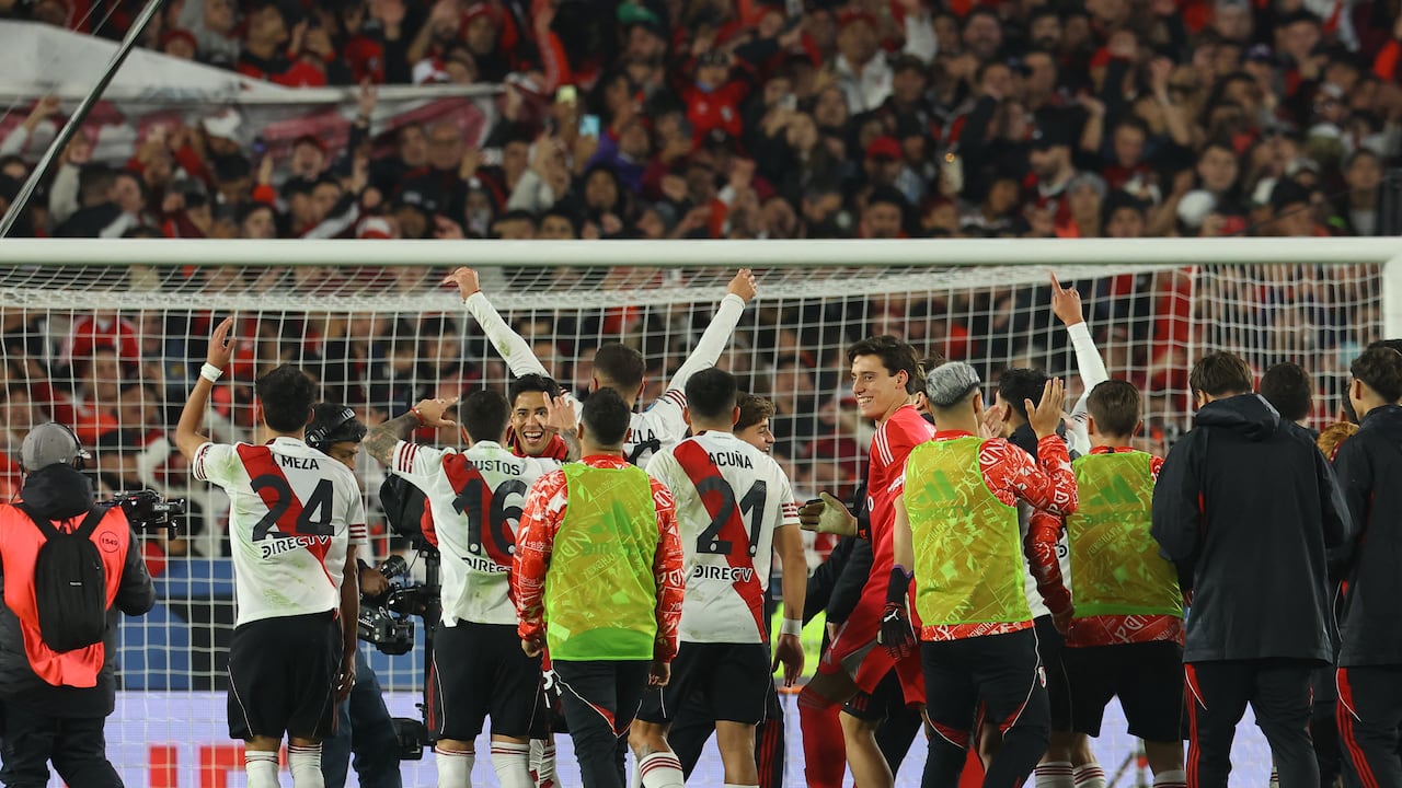Los jugadores de River Plate celebran la victoria al final de la semifinal del torneo Apertura de la Liga Argentina de Fútbol Profesional entre River Plate y Rosario Central en el Estadio Monumental MAS de Buenos Aires, el 16 de mayo de 2026. (Foto de Alejandro PAGNI / AFP)