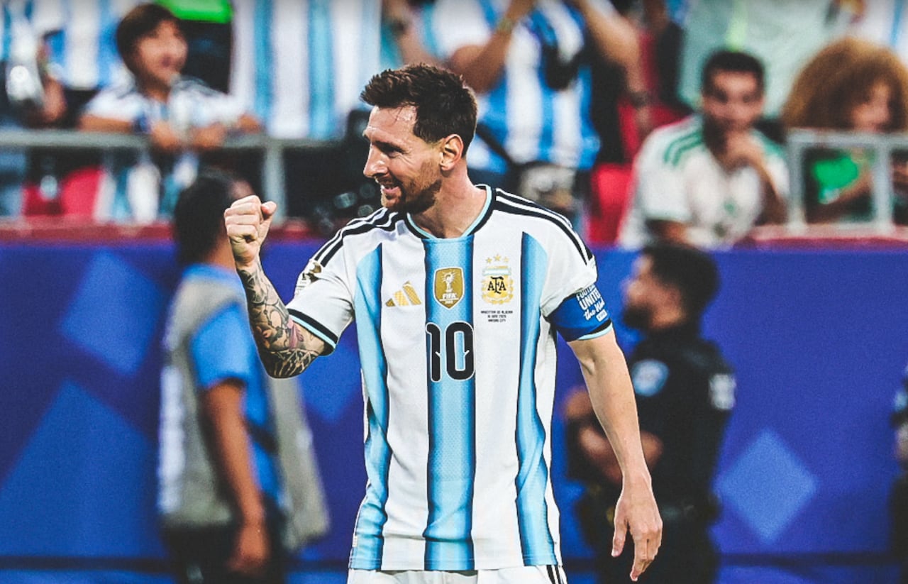 Lionel Messi estelar que se llevó la pelota tras su histórico hat-trick.