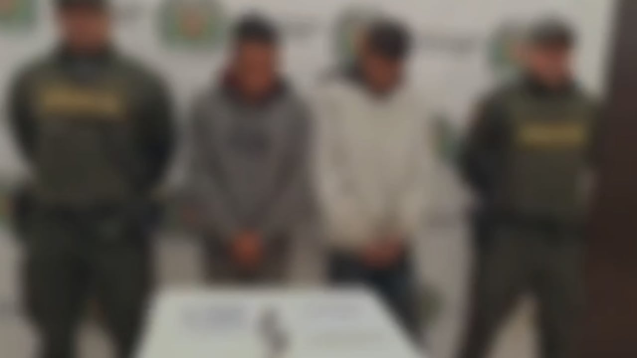 Los dos sujetos enfrentan la posibilidad de ser enviados a la cárcel tras ser sorprendido portando esta arma de fuego sin el debido permiso de la autoridad competente.