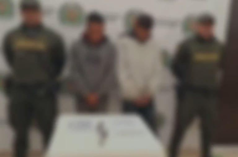 Los dos sujetos enfrentan la posibilidad de ser enviados a la cárcel tras ser sorprendido portando esta arma de fuego sin el debido permiso de la autoridad competente.