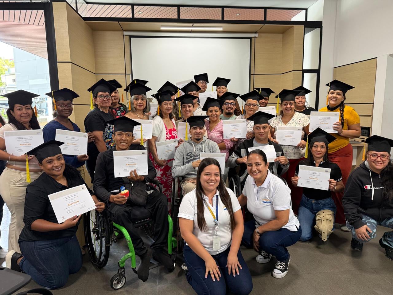 Personas con discapacidad y cuidadores culminan el curso 'Reactívate', una iniciativa realizada en alianza con la Fundación WWB que brindó herramientas para fortalecer emprendimientos y proyectos productivos.