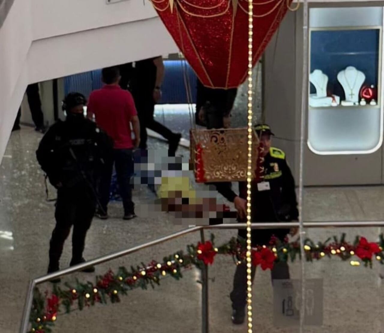 Hombres armados entraron a robar una joyería en el Centro Comercial Cuarta Etapa, en Bucaramanga.