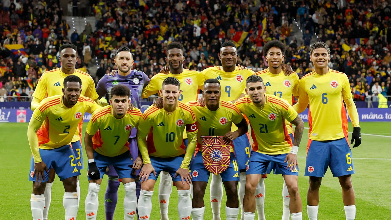 Colombia's players pose prior to the international friendly football match between Romania and Colombia at the Metropolitano stadium in Madrid on March 26, 2024. (Photo by OSCAR DEL POZO / AFP)
