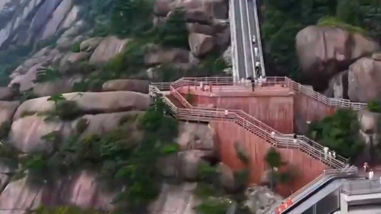 Las escaleras atraviesan una gran montaña.