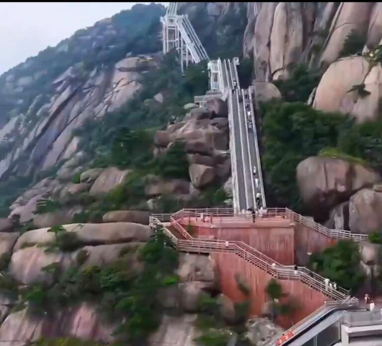 Las escaleras atraviesan una gran montaña.