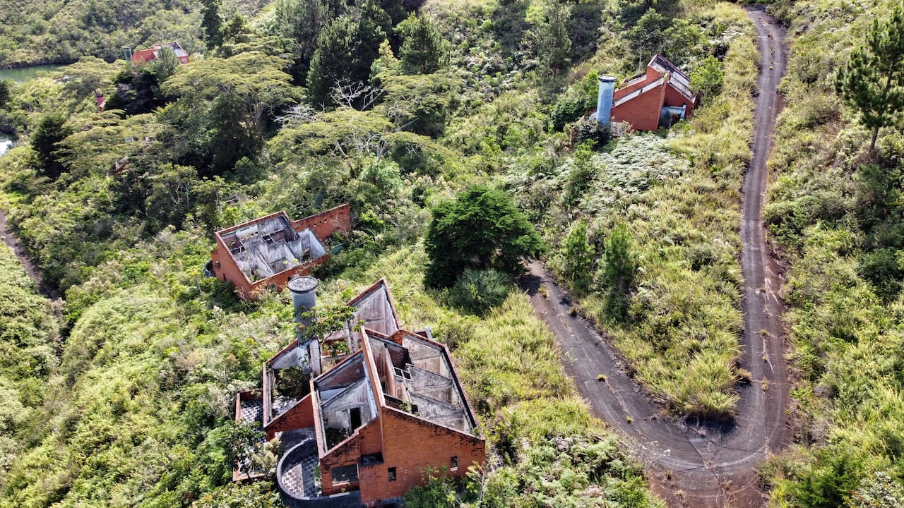 tema de domingo , casas en abandono por muchos años del narcotraficante Pacho Herrera en el Lago Calima en el Valle