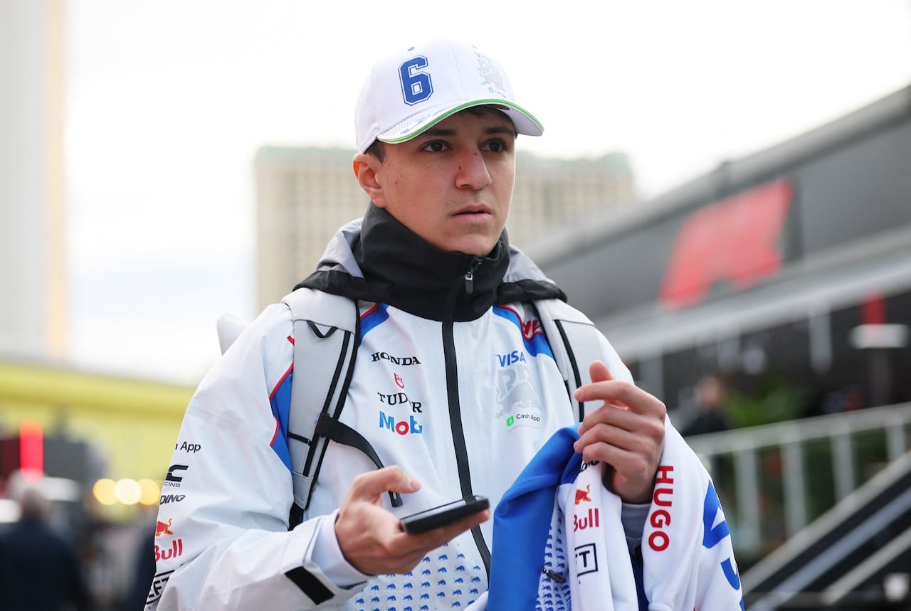 Isack Hadjar de Francia y Visa Cash App Racing Bulls llega al Paddock antes del Gran Premio de F1 de Las Vegas en el Circuito de Las Vegas Strip el 22 de noviembre de 2025 en Las Vegas, Nevada.
