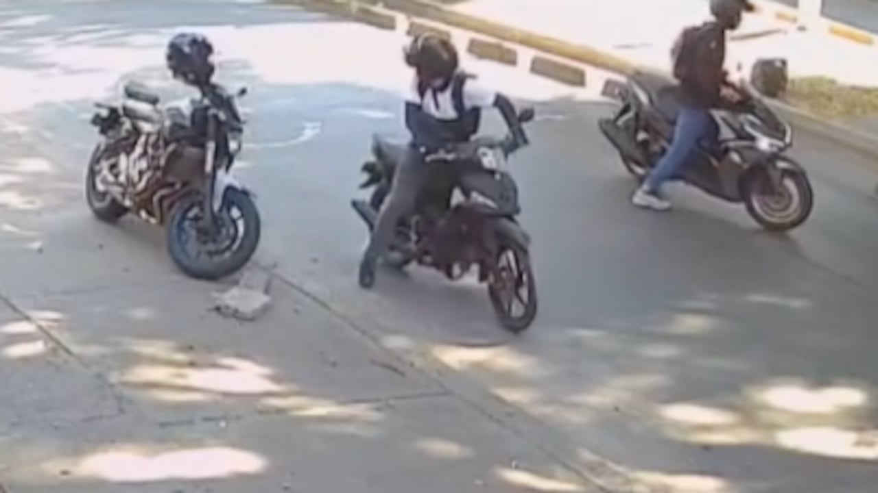 Momento en el que varios motociclistas intentan robarle la moto a un ciudadano en el barrio La Base, el sábado 19 de septiembre.