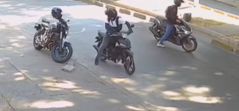 Momento en el que varios motociclistas intentan robarle la moto a un ciudadano en el barrio La Base, el sábado 19 de septiembre.