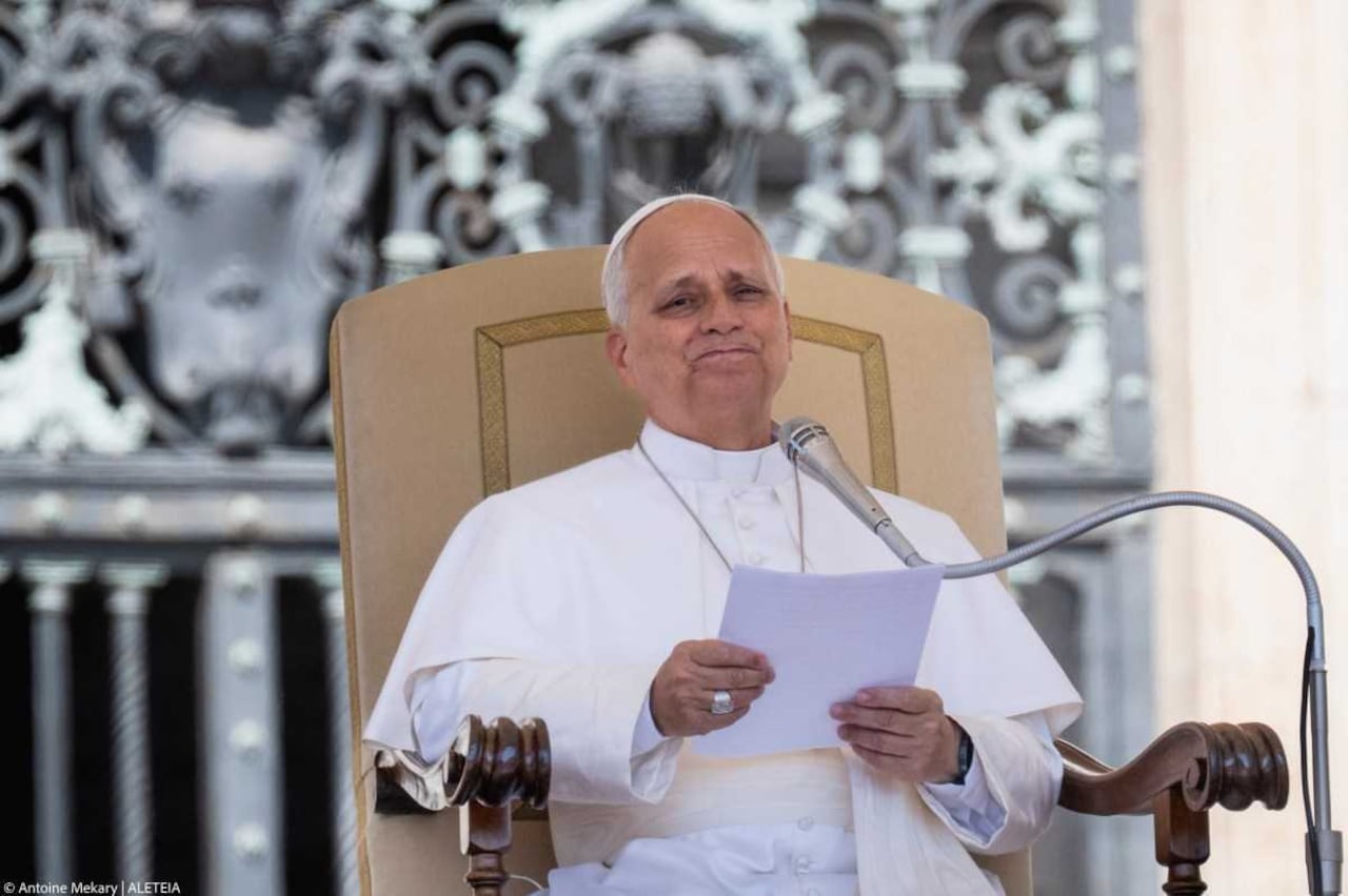 Al término del Ángelus, el papa León XIV reiteró su cercanía con Venezuela, tras ser afectada por dos violentos terremotos que ha causado, hasta ahora, más de 1400 víctimas. El Pontífice elevó sus oraciones por los fallecidos, renovó su cercanía espiritual a los familiares, al tiempo que agradeció y alentó a quienes trabajan con generosidad en las labores de búsqueda y de asistencia.