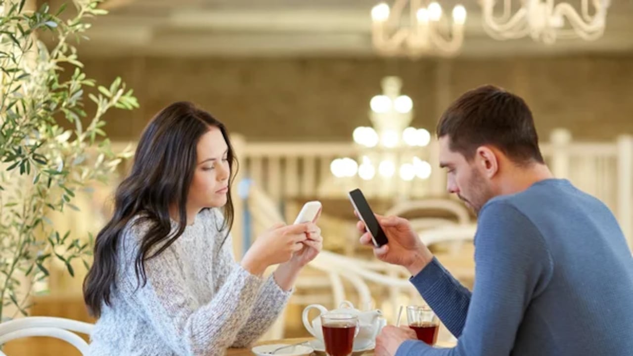 El 86 % de los encuestados miró el celular en su última cita; uno de cada tres lo hizo tres veces o más.