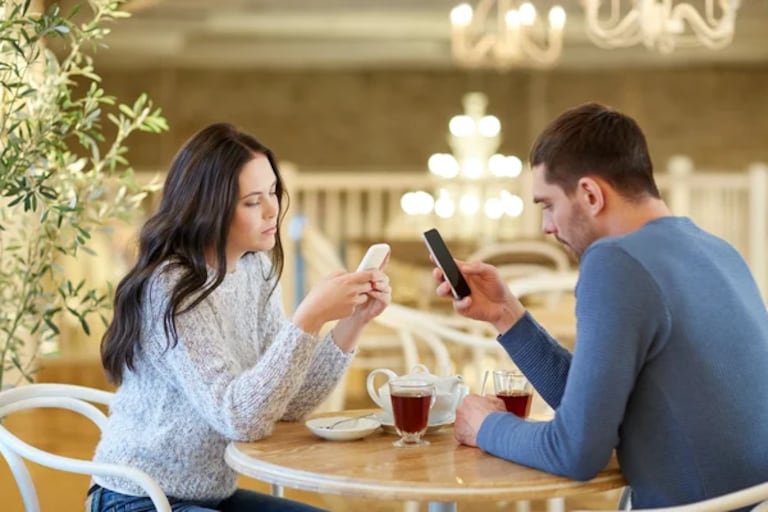 El 86 % de los encuestados miró el celular en su última cita; uno de cada tres lo hizo tres veces o más.