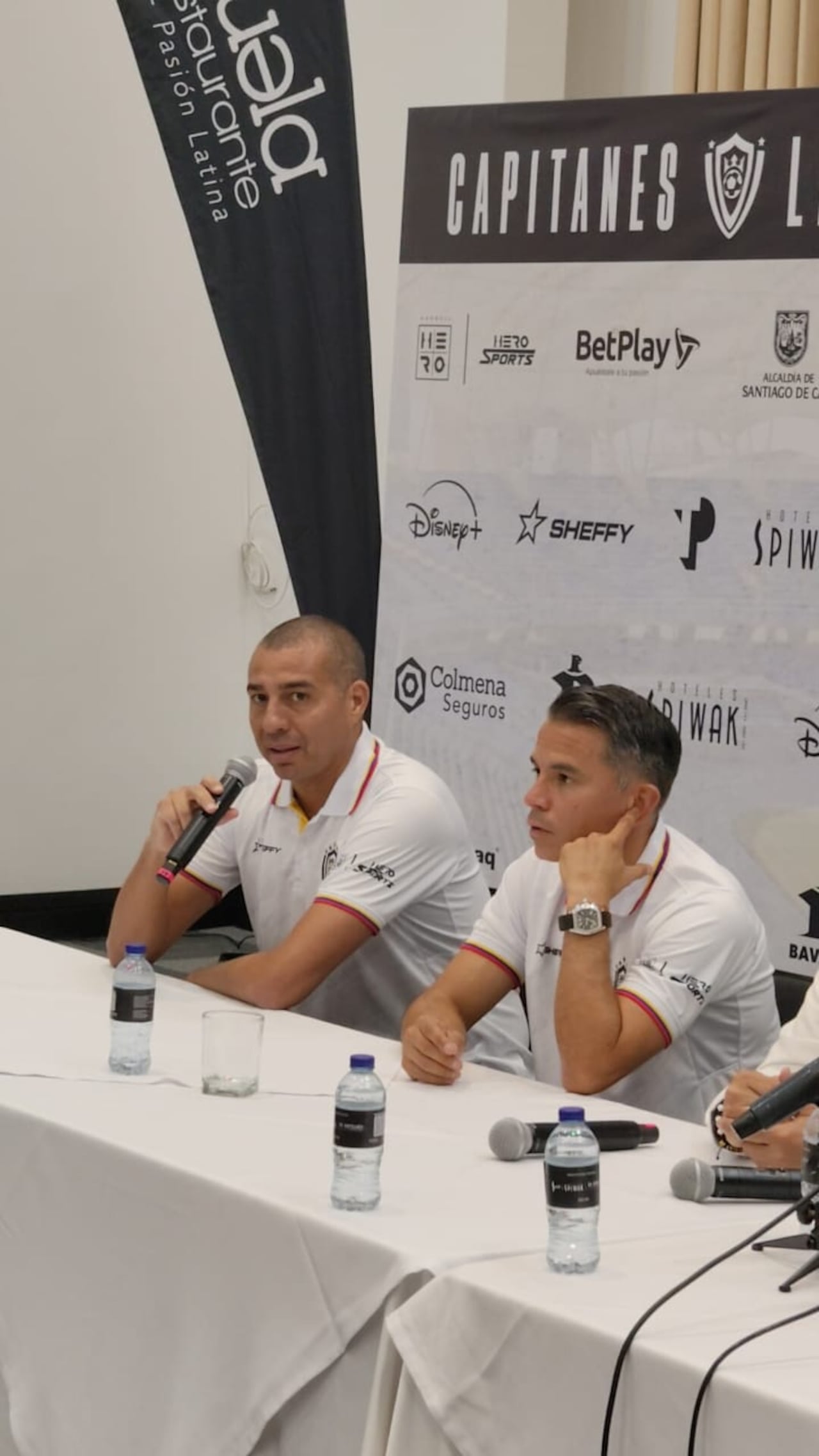 Javier Saviola (der.) y David Trezeguet, durante la rueda de prensa previa del partido de despedida de Mario Alberto Yepes.