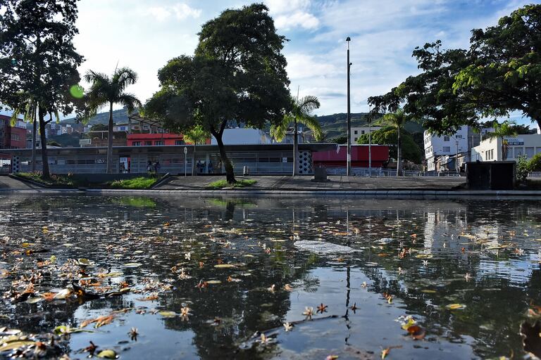 El País denuncia, Basuras en la fuente y falta de banderas en el parque de las banderas.