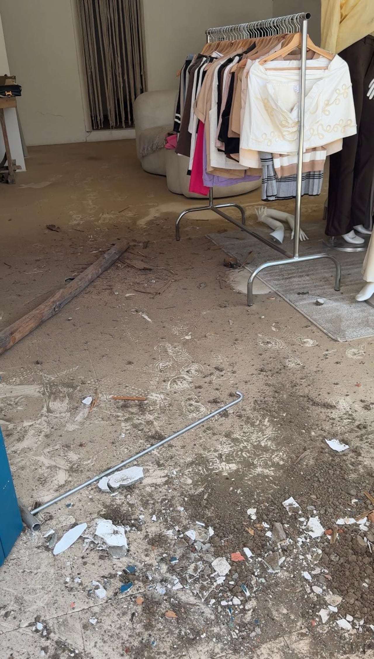 Así quedó la estructura donde funcionaba el local de ropa femenina de Isabela Marmolejo Ramírez
. El edificio, ubicado frente al parque principal de Roldanillo, sufrió daños irreparables tras el sismo del 10 de agosto y se encuentra bajo orden de demolición inminente.