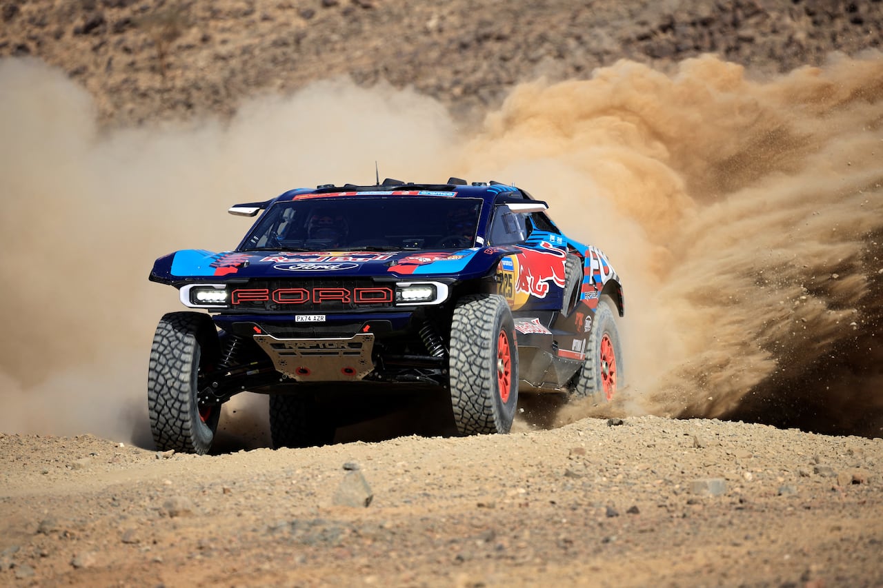 El piloto español Carlos Sainz y su copiloto Lucas Crus compiten durante el prólogo del 47º Rally Dakar, en Bisha, Arabia Saudita, el 3 de enero de 2025. (Foto de Valery HACHE / AFP)