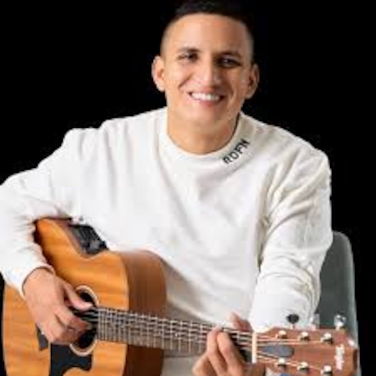 Juan Restrepo le canta a la Virgen María.