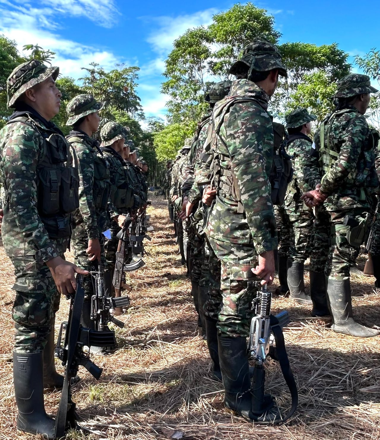 Entrega de armas y camuflados de integrantes de la Coordinadora Nacional Ejército Bolivariano, disidencia de las Farc comandada por alias Walter Mendoza.