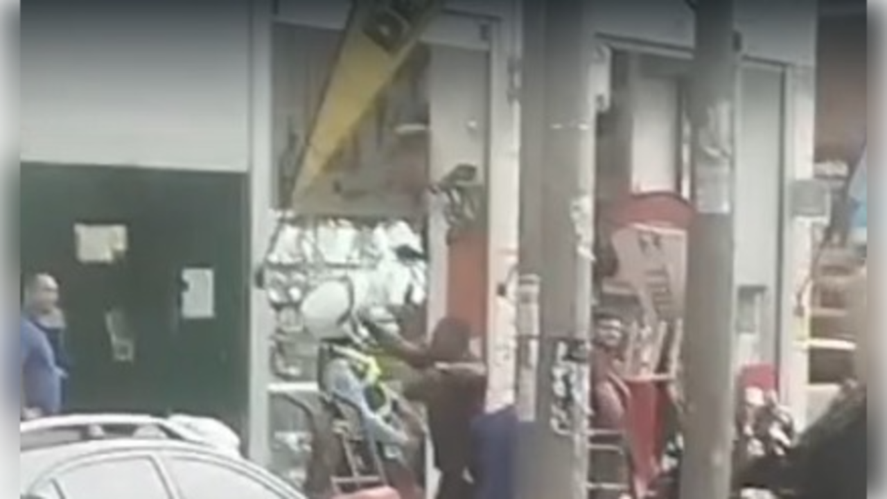 El agente sufrió fuertes golpes en su cabeza.