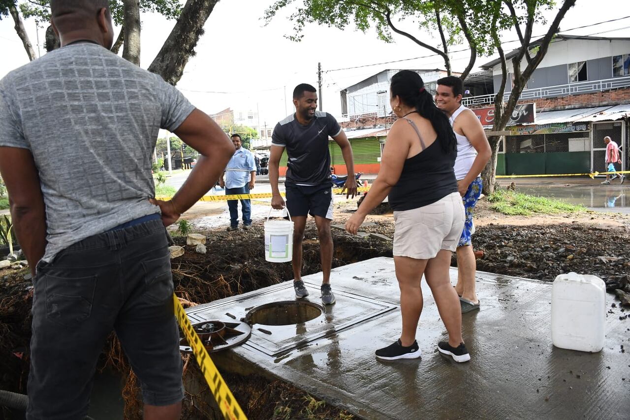 Con baldes, los habitantes del sector recolectan agua mientras se soluciona el daño.