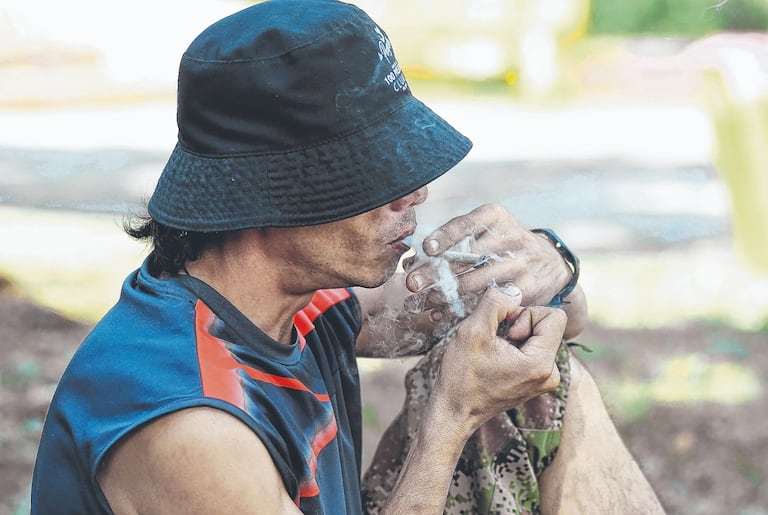 Más que criminalizar a los consumidores, expertos opinan que las autoridades deben centrarse en desmantelar las redes de narcotráfico y microtráfico en la ciudad. Foto Wirman Ríos El País