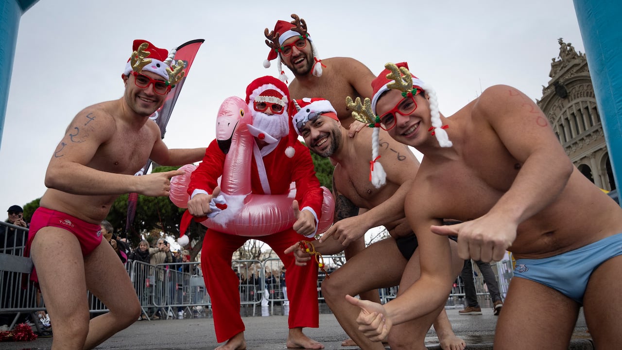 Participantes de la 116 Carrera de Navidad en Barcelona, España con gorros de Santa Claus, participaron de la tradicional carrera de natación. (Photo by Josep LAGO / AFP)
