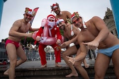 Participantes de la 116 Carrera de Navidad en Barcelona, España con gorros de Santa Claus, participaron de la tradicional carrera de natación. (Photo by Josep LAGO / AFP)