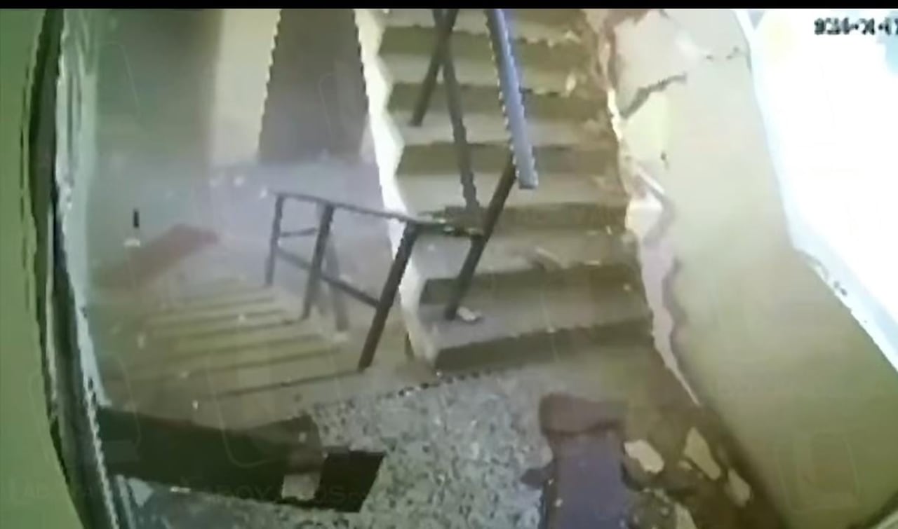 En medio de la emergencia, las vigas de soporte del edificio alcanzaron a mantenerse mientras los habitantes buscaban salir del lugar.