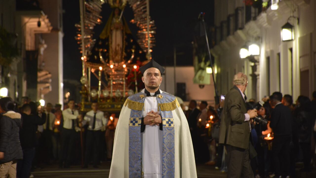 "Madre, por favor, ayúdanos a conquistar la paz para el Cauca", fue una de las peticiones que realizaron a la Virgen durante su recorrido por las principales calles del Centro Histórico.