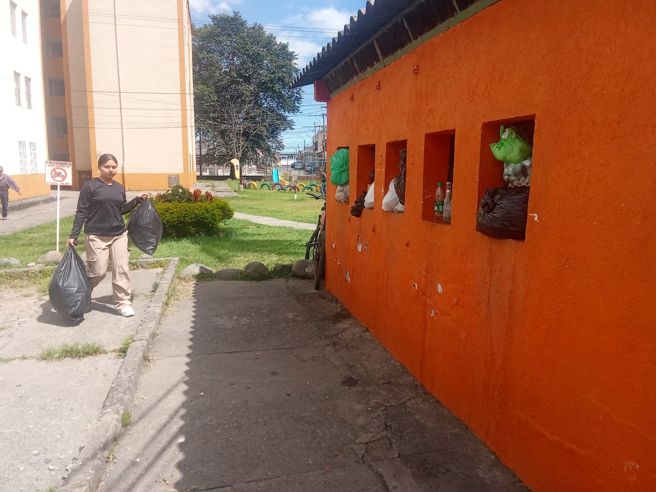 Doce camiones recolectores de basura de la empresa Urbaser llegaron al relleno sanitario Los Picachos bajo estrictas medidas de seguridad y acompañamiento policial.