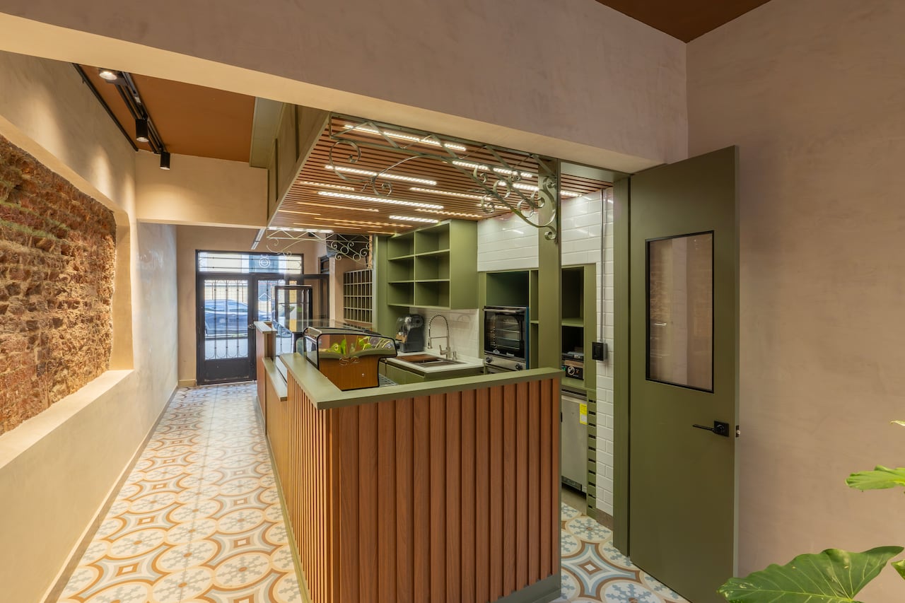 Recepción y café de Peñón House, la nueva alternativa hotelera que se abre paso en Cali.