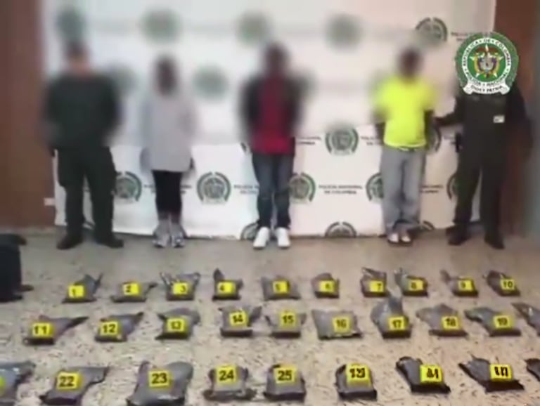 Fueron incautados 60 kilos de marihuana en la sala internacional del aeropuerto El Dorado, en Bogotá. Los detenidos pretendían transportarla hacia Sao Paulo, Brasil.